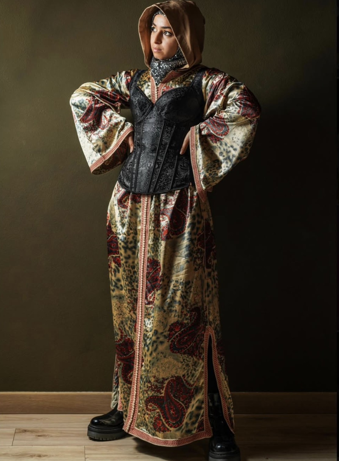 Satin paisley e corsetto abaya
