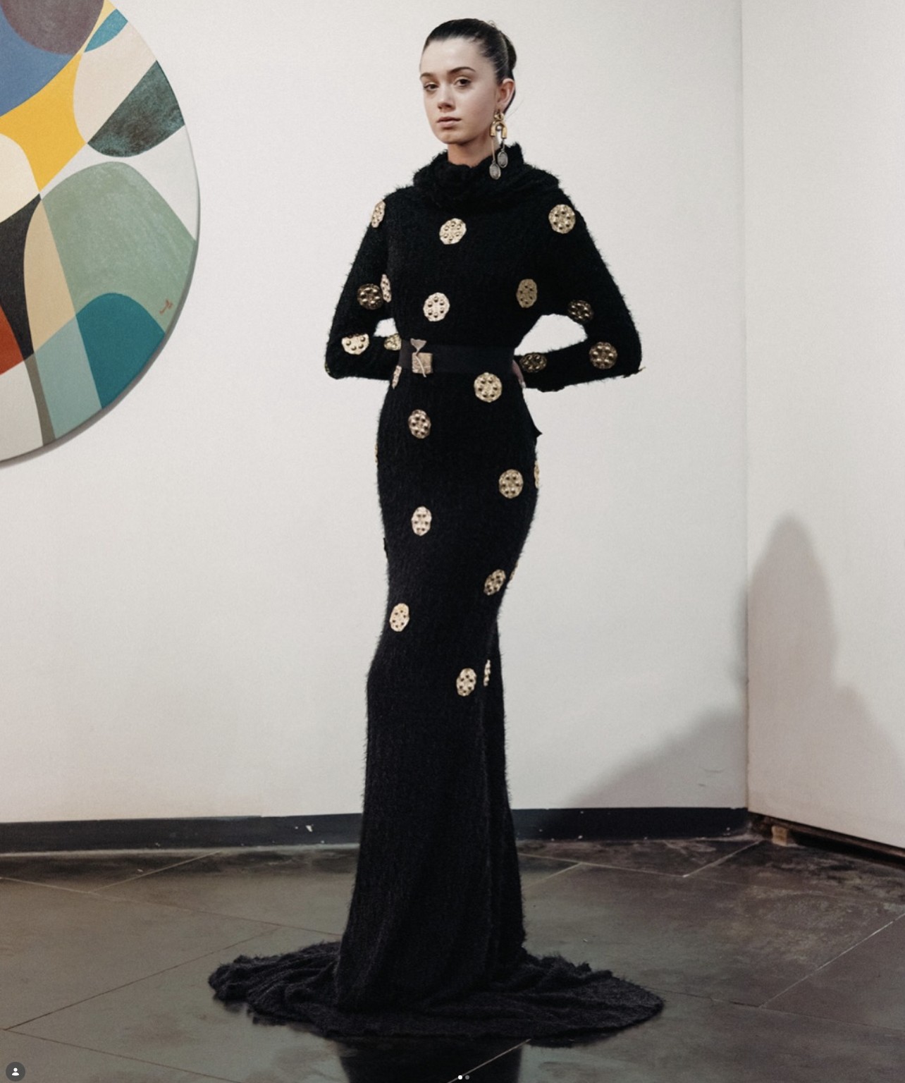 Maglia nera e medaglioni oro abaya