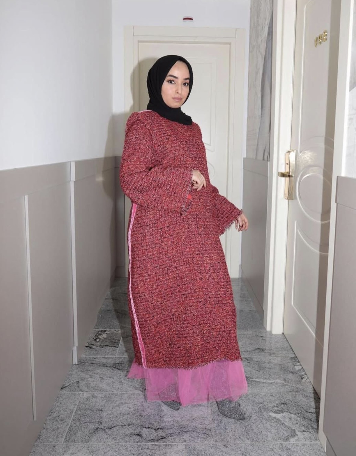 Tweed rosso e tulle abaya