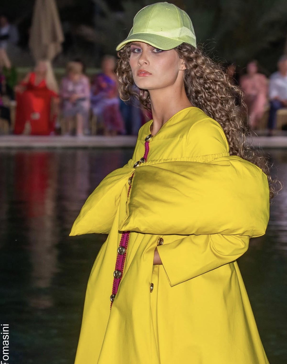 Volume giallo — passerella abaya